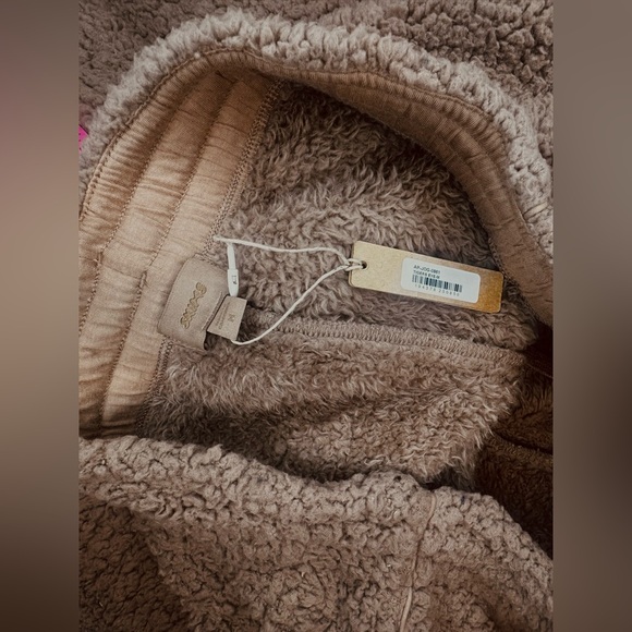 SKIMS Teddy Sherpa Fleece Jogger Pants, Desert Tan Brown, Medium M, Cozy & Warm - Picture 4 of 9